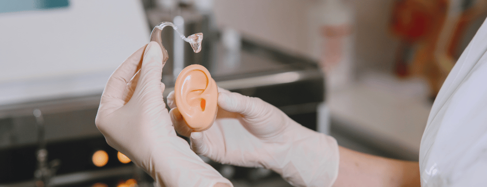 Cómo funciona una prótesis auditiva